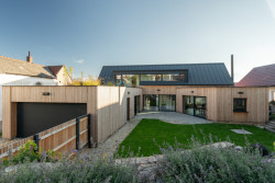 Rodinný dům v Bystřici nad Perštejnem, studio AEIOU: Zahradní křídla mají vedle toho střechy ploché a vegetační