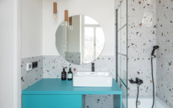 Garsonka "U Výstaviště" v Praze-Holešovicích, DesignPro: V koupelně architekti pracovali se stejnou barevnou paletou jako v jiných místnostech