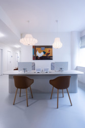 Po příchodu se ocitnete na recepci, která rozhodně nepůsobí jako klasická čekárna.