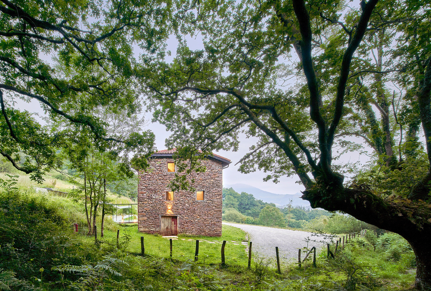 Rekonstrukce venkovského objektu doplněná betonovou přístavbou, Jordi Hidalgo Tané