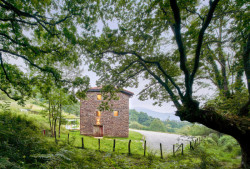 Rekonstrukce venkovského objektu doplněná betonovou přístavbou, Jordi Hidalgo Tané