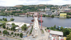 Dvorecký most je moderním pokračováním tradice vltavských mostů. Finalizace se dočká již na jaře 2026.