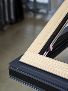 Společnost Schüco představuje nová designová okna s dřevěným dekorem