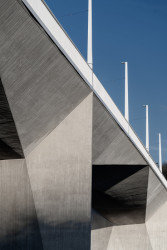 Tvary inspirované kubismem.  (Pražanům se otevře Dvorecký most; ATELIER 6)