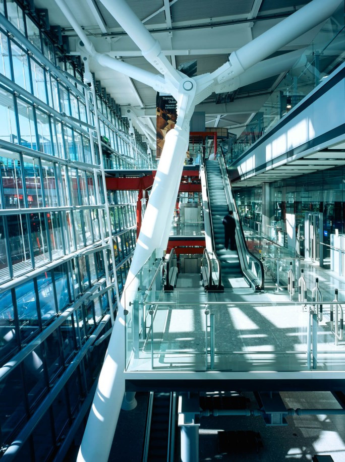 Mezi lety 1998-2008 zrealizovala architektonická kancelář Rogers Stirk Harbour + Partners Terminál 5 londýnského letiště Heathrow.