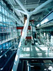 Mezi lety 1998-2008 zrealizovala architektonická kancelář Rogers Stirk Harbour + Partners Terminál 5 londýnského letiště Heathrow.