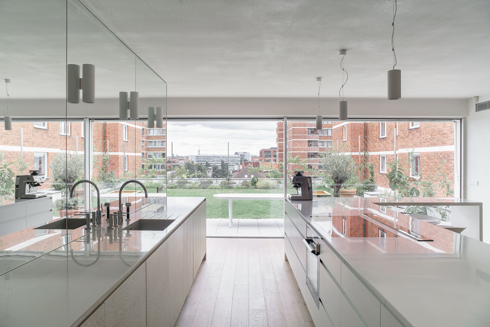 Kuchyně s výhledem na město (Nástavba se zahradou v Praze-Dejvicích, Nácházel architekti)