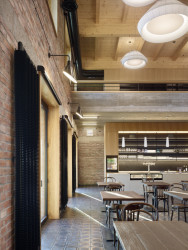 Uvnitř byla mlýnice přes tři patra.  (Pelčák a partner architekti, rekonstrukce mlýna v Hruškách)