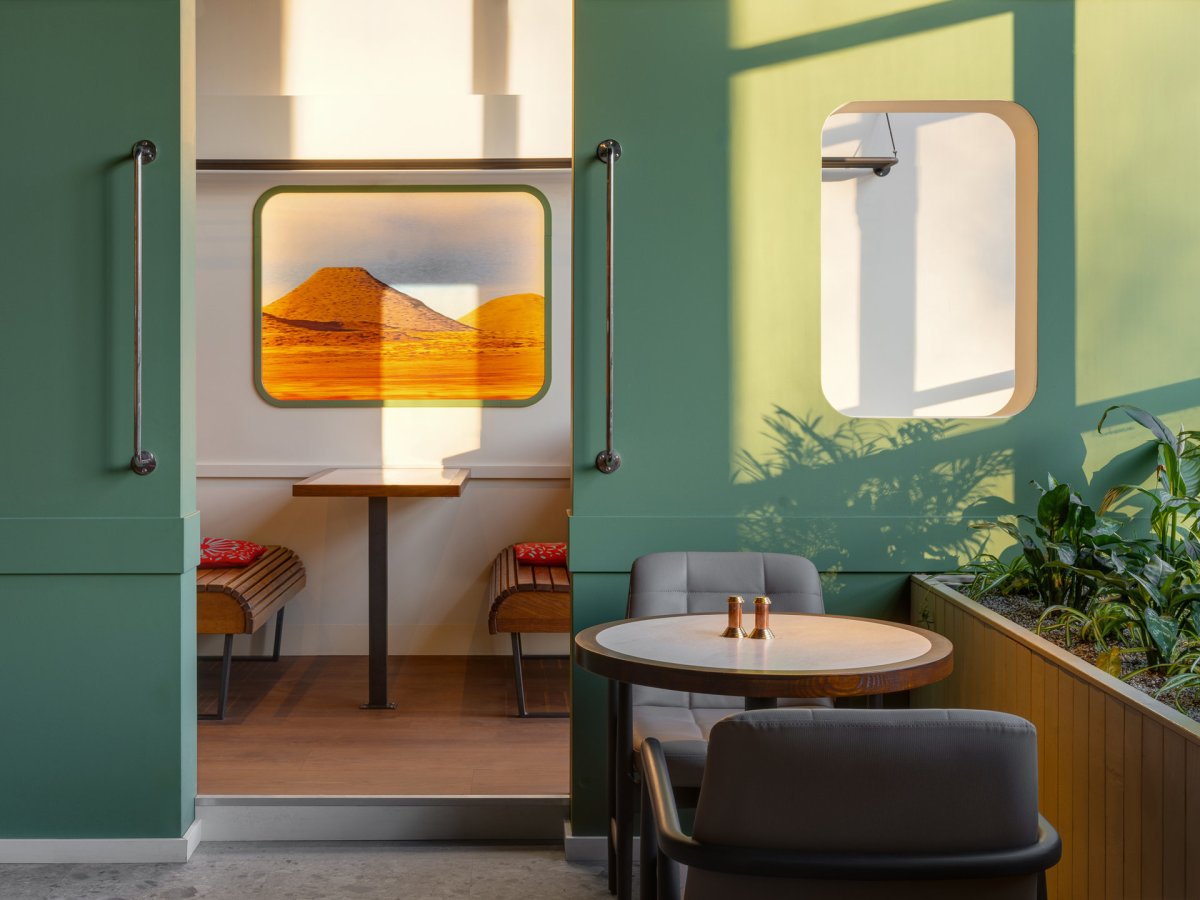Indické bistro na pražské Floře je stylizované do indického vlaku minulého století. (Bombay Express; Studio archicraft)