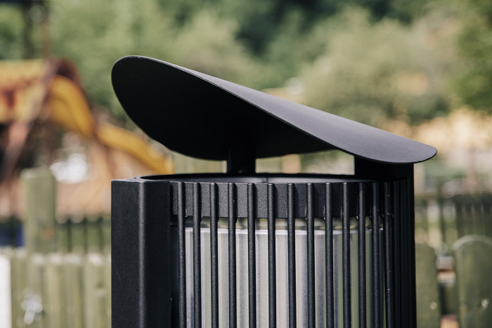 Výklopná stříška koše Tubo připomíná kšilt. (Koš Tubo od Urbania)