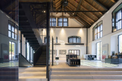 Interiér návštěvnického centra Portál - na snímku vložené schodiště (Port 1560, Domy Architects)