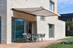 Posezení pro rodinu i přátele. Dům je odděluje od ulice. (Rodinný dům v Radotíně, System Recovery Architects)