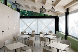 Bílé rolety kryjí v případě potřeby návštěvníky před větrem a deštěm. (Multifunkční objekt ve zlínské zoo, studio New Work)