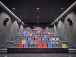 Budova obsahuje kinosál pro 120 diváků. (Interaktivním centru pohádek a animace OKO v Bílsko-Bělé v Polsku, Nizio Design International)