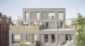 Studio AVENIER CORNEJO architectes navrhlo na břehu kanálu na předměstí Paříže obytný soubor třech domů s různým odstínem lícových cihel