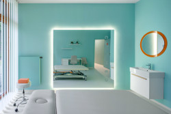 Interiér rehabilitačního centra CRIMED v Poděbradech od designérky Kateřiny Kersey a architektky Lucie Náhlovské