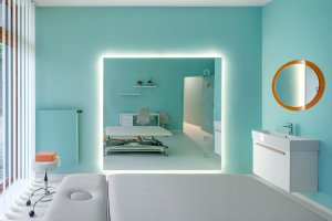 Interiér rehabilitačního centra CRIMED v Poděbradech od designérky Kateřiny Kersey a architektky Lucie Náhlovské