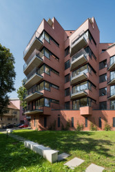 Směrem k parku se bytový dům zalamuje. (Rezidence Starý pivovar v Brně-Králově Poli, Atelier RAW)