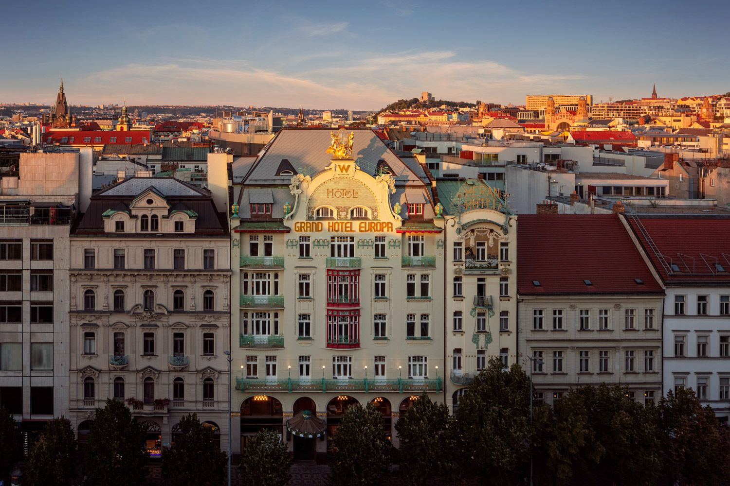 Secesní hotel z roku 1905 za dobu své existence vystřídal řadu názvů, do paměti se však zapsal především jako Grandhotel Evropa. Dnes se jmenuje W Prague – nově patří do sítě luxusních lifestylových hotelů, které společnost Marriott rozesívá do center velkoměst po celém světě.