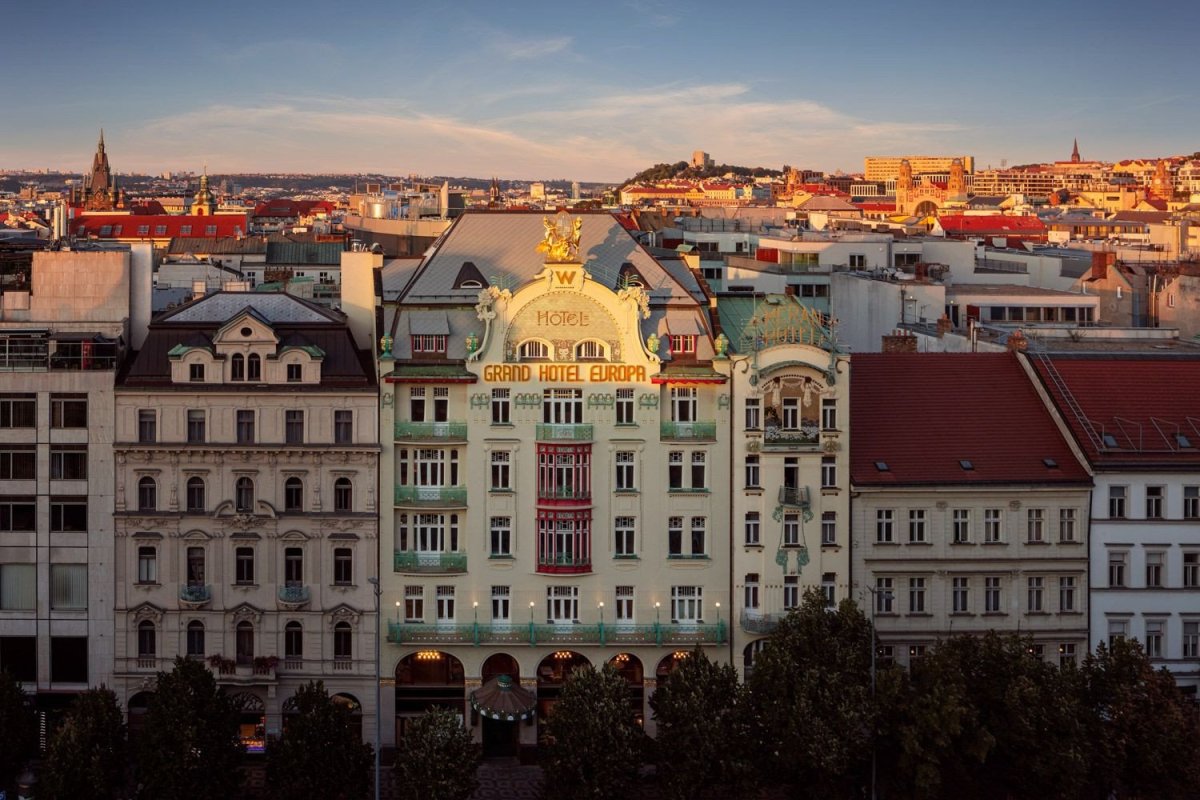Secesní hotel z roku 1905 za dobu své existence vystřídal řadu názvů, do paměti se však zapsal především jako Grandhotel Evropa. Dnes se jmenuje W Prague – nově patří do sítě luxusních lifestylových hotelů, které společnost Marriott rozesívá do center velkoměst po celém světě.