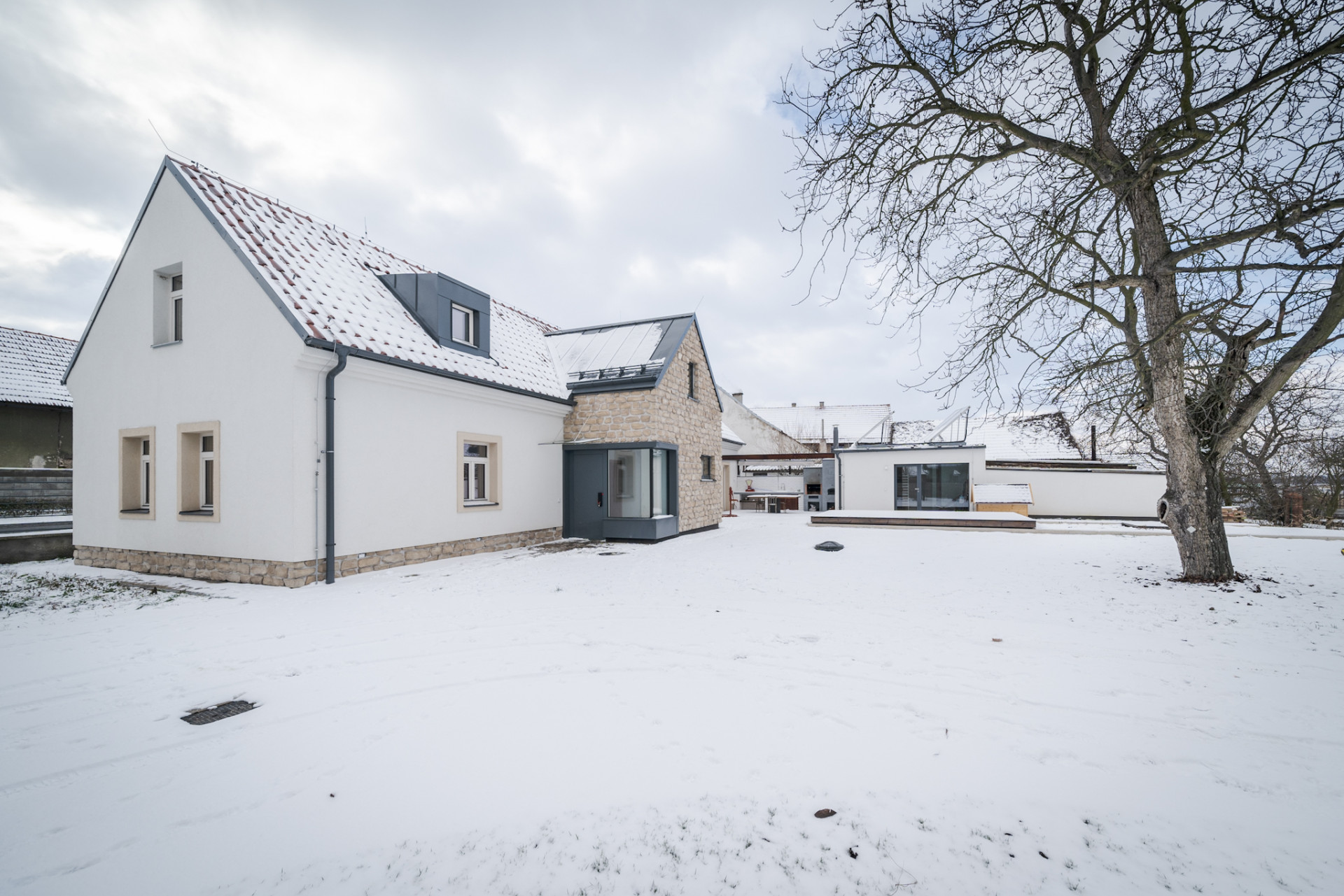 Stavení s červenou pumpou od DESTYL architekti