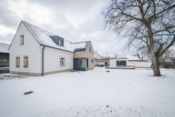 Stavení s červenou pumpou od DESTYL architekti