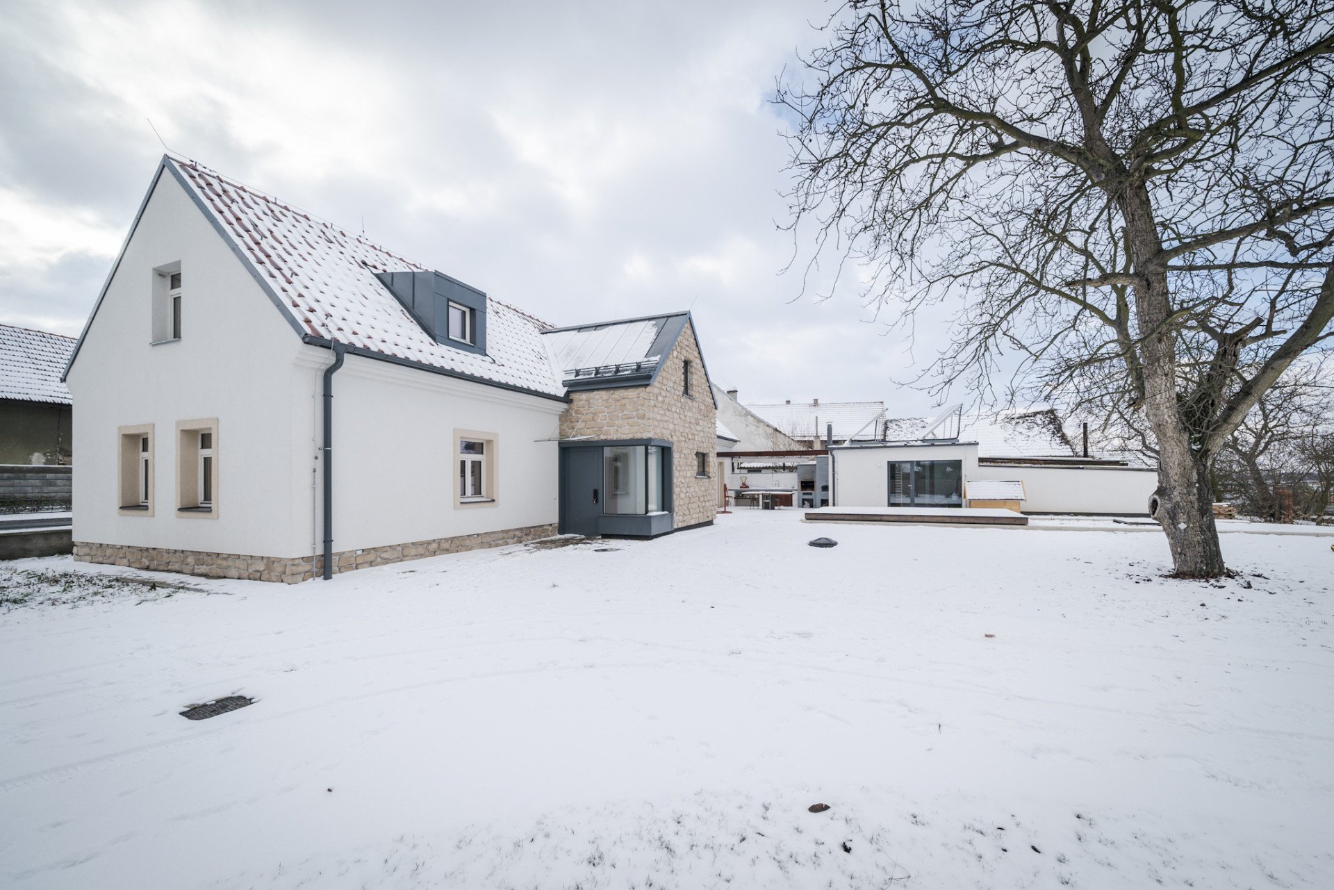 Stavení s červenou pumpou od DESTYL architekti