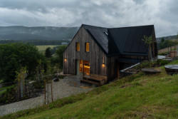 Nová chalupa se musela přizpůsobit přísným stavebním pravidlům obce Horní Malá Úpa. (OK PLAN ARCHITECTS, Rodinná bouda)