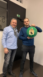 První kouli předal Jiřímu Oslizlovi architekt Marek Pavlas.