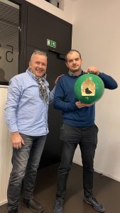 První kouli předal Jiřímu Oslizlovi architekt Marek Pavlas.
