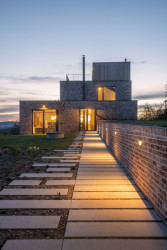 Stupňovitá silueta domu (Dům v Olešku, AbtSmolen)