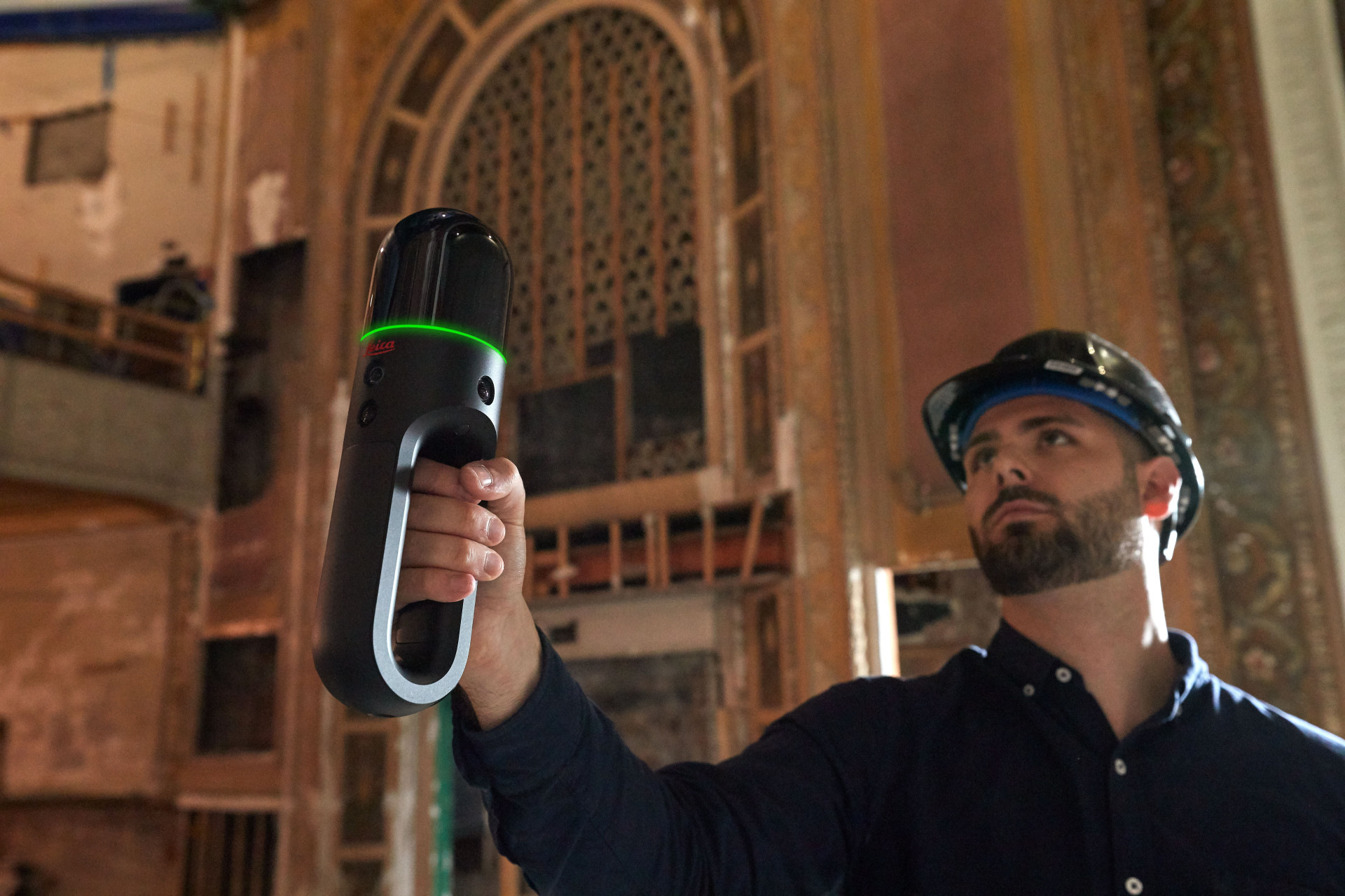 Leica Geosystems představila novou generaci laserových skenerů. Zde ruční skener BLK2GO, který díky sběru dat za chůze výrazně zefektivní proces zaměřování objektů