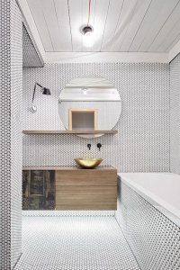Spárovací hmota, respektive její barva, má klíčový vliv na barevné a designové vyznění obkladu mozaikou. Kontrastní spárování.