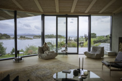 Na ostrově Finnøy vyrostl dům s výhledy na oceán. Navrhla ho architektonická kancelář Helen & Hard.