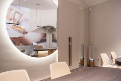 Vedle béžové, která je charakteristická pro celý interiér showroomu, sem vstoupila taky růžová.