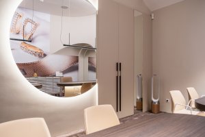 Vedle béžové, která je charakteristická pro celý interiér showroomu, sem vstoupila taky růžová.