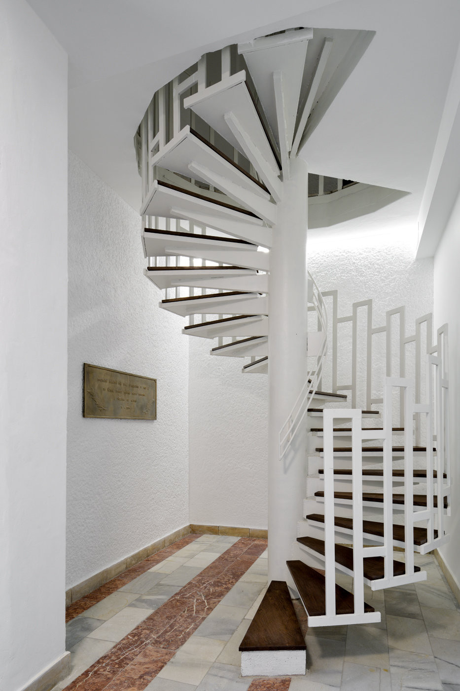 Původní kovové schodiště dostalo nový vzhled (Interiér smuteční síně; Atelier 38)