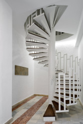 Původní kovové schodiště dostalo nový vzhled (Interiér smuteční síně; Atelier 38)