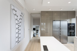 Interiér podle návrhu studia Ambience Design, ve kterém byly použity produkty TechniStone v designu Crystal Absolute White