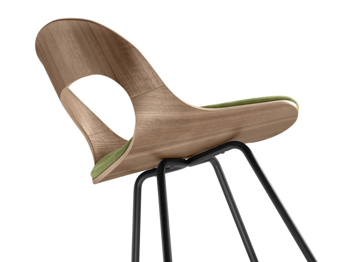 Design židle Lotus zaujme jakýmsi otevřeným okénkem mezi sedákem a opěrákem.