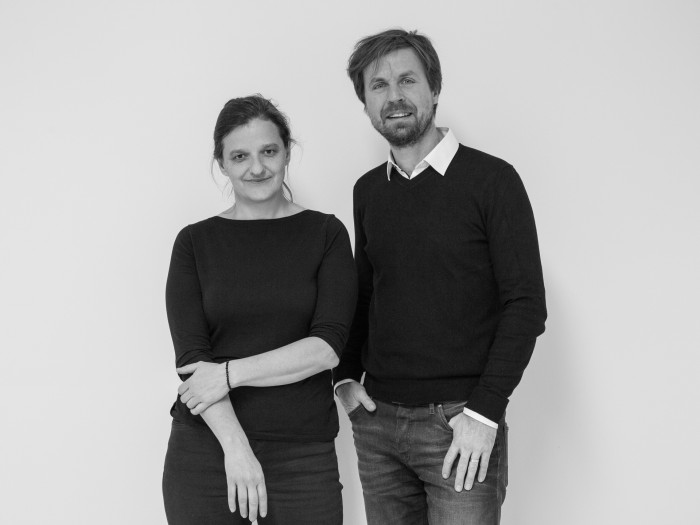 Ateliér Archiw rozkročený mezi Prahou a Kladnem vedou architekti Kateřina Grohová a Jakub Wyderka. Těžiště jejich projektů leží ve stavbách pro bydlení a ve školských stavbách.