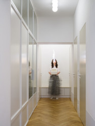 Z chodby se vstupuje do koupelny, na WC i do pokojů (Rekonstrukce bytu v Praze, No Architects)