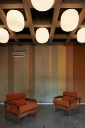 „Dodnes se tu můžete dokonce posadit v originálních křesílkách navržených Karlem Pragerem, jejichž čalounění ladí s textilními tapetami pro zlepšení akustické pohody - na ně si dokonce Prager nechal udělat patent," upozorňuje Matěj Beránek. 