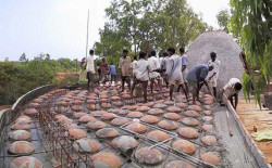 Zapojování lokálních pracovníků do procesu výstavby.