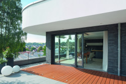 Balkonové a posuvné dveře se zdvihem Schüco PVC-U poskytují dostatek světla a bezbariérový přístup – zde například na střešní terasu v prvním patře.