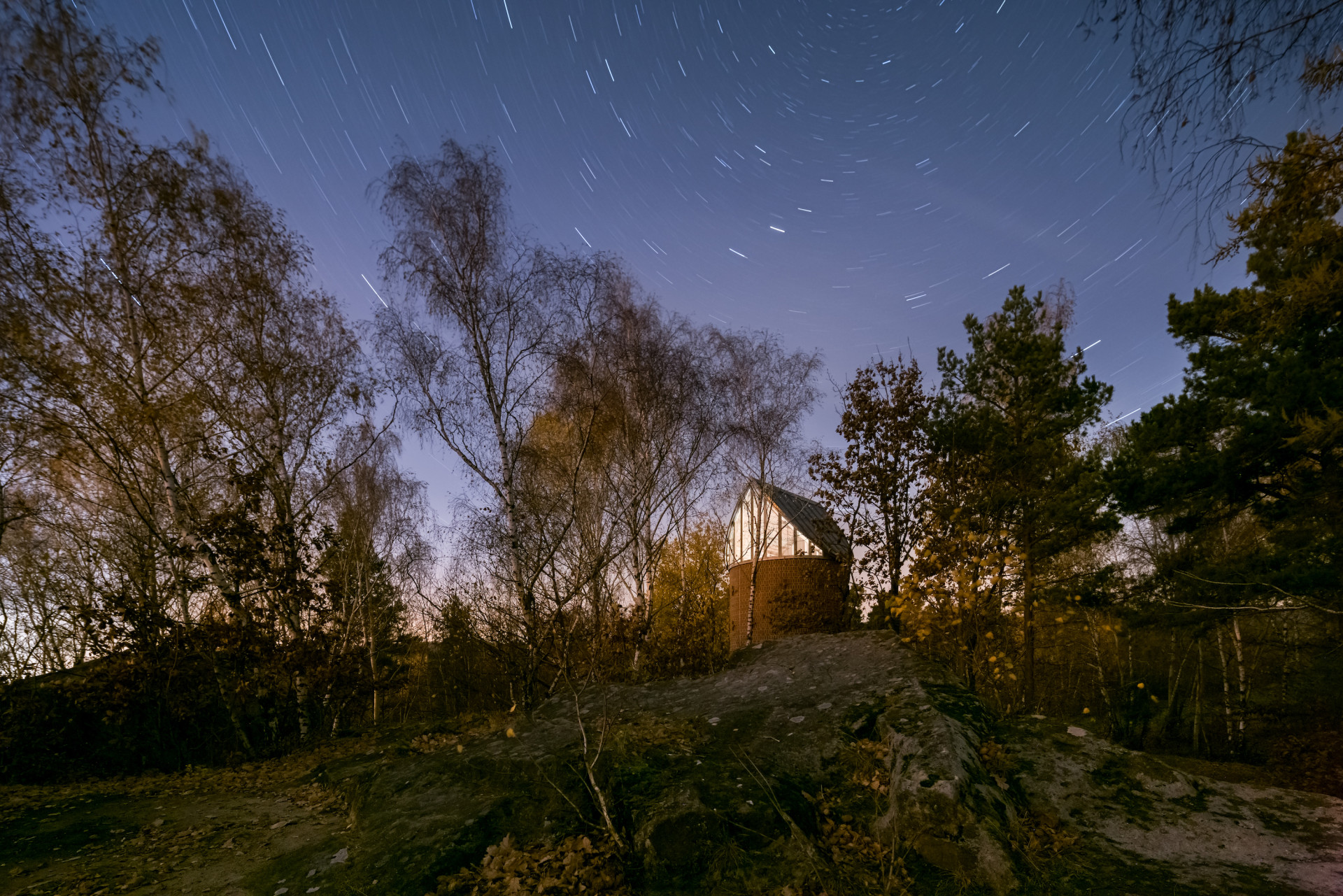 Karel Filsak ml., Zdeněk Rothbauer - Kaple sv. Antonína Paduánského: Stavba je pojata jako válec s netradičně tvarovanou střechou