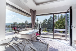 Ateliér Kareš Arch zrealizoval v Brně neofunkcionalistickou vilu, která se otevírá do zahrady