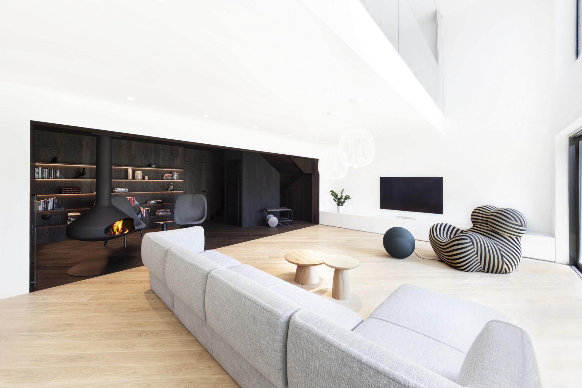 Ateliér Vrtiška & Žák navrhli interiér vily v pražské Troji v kombinaci světlých a tmavých odstínů