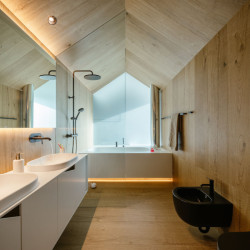 Pohled do koupelny (Vila v Trněném Újezdě, de.fakto)