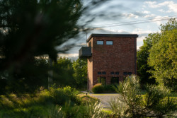 Ateliér Laplan proměnil bývalou trafostanici v moravském Vyškově na kanceláře a byt